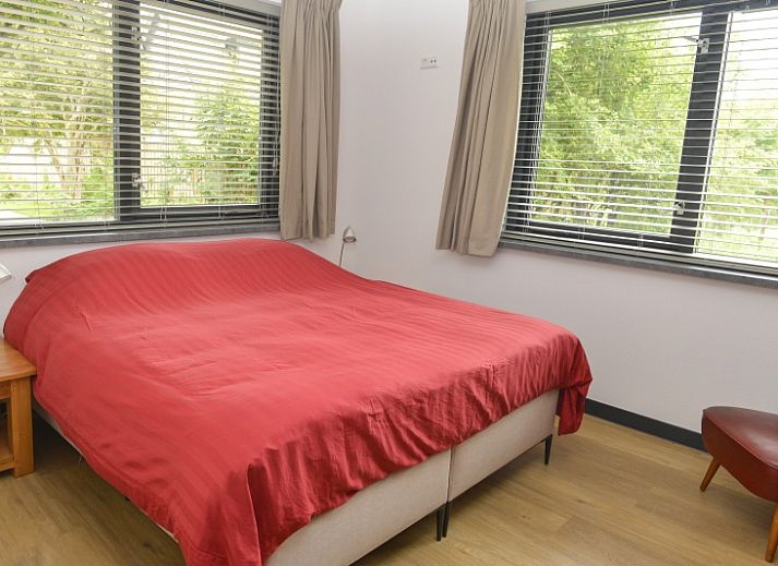 Zijaanzicht van De Postschipper vakantiehuis in De Cocksdorp, Texel, met ruime tuin.