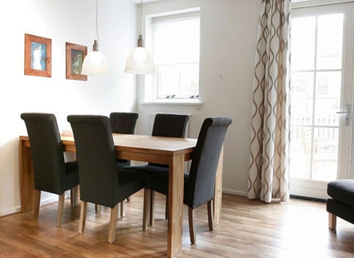 Vooraanzicht van vakantiehuis Type 8 - 2108 in De Cocksdorp, Texel, omgeven door groene natuur.