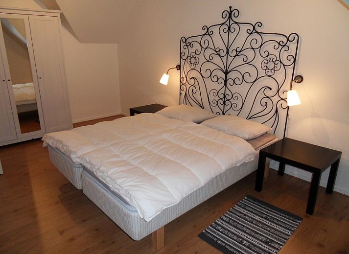 Vooraanzicht van vakantiehuis Type 8 - 2108 in De Cocksdorp, Texel, omgeven door groene natuur.