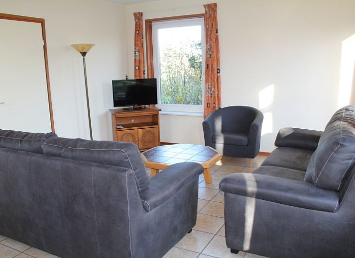Dune/lighthouse view detached vacation home in De Cocksdorp, Texel with green garden and bench in front.