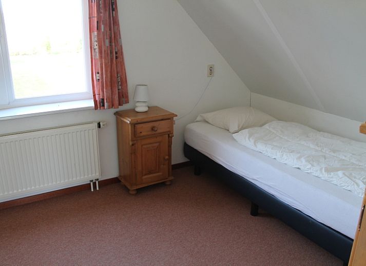 Terrace of Duin-/vuurtorenzicht detached vacation home in De Cocksdorp, Texel with garden chairs and table.