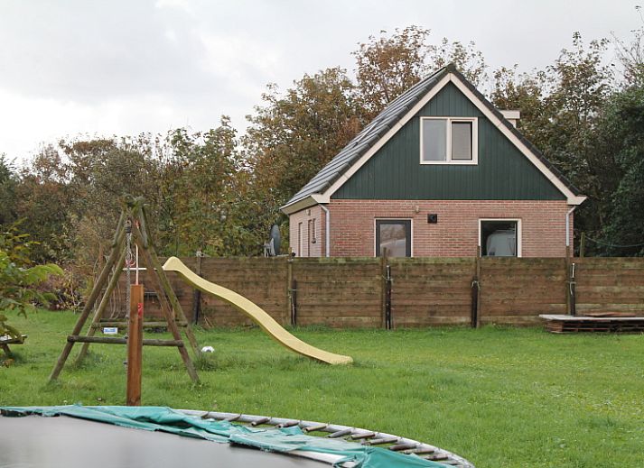 Terrace of Duin-/vuurtorenzicht detached vacation home in De Cocksdorp, Texel with garden chairs and table.