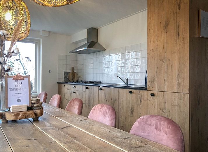 Cozy living room of Holiday home De Vuurtoren in De Cocksdorp Texel with modern furnishings.