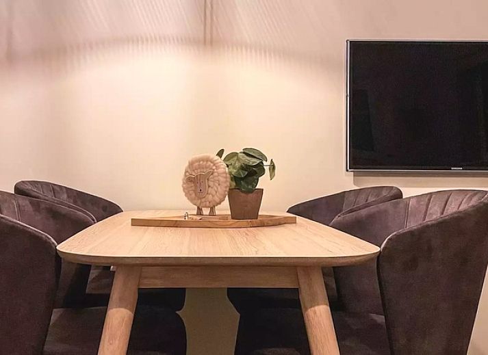 Moderne keuken Vakantiehuis Hogezandskil, De Cocksdorp, Texel met eethoek en stijlvolle inrichting.