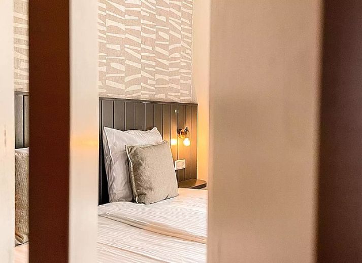 Moderne keuken Vakantiehuis Hogezandskil, De Cocksdorp, Texel met eethoek en stijlvolle inrichting.