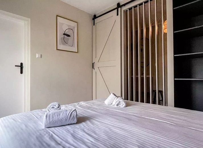 Moderne keuken Vakantiehuis Hogezandskil, De Cocksdorp, Texel met eethoek en stijlvolle inrichting.