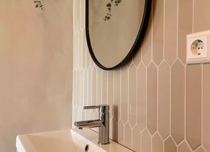 Sfeervolle slaapkamer Vakantiehuis Hogezandskil, Texel met gezellige verlichting en comfortabel bed.