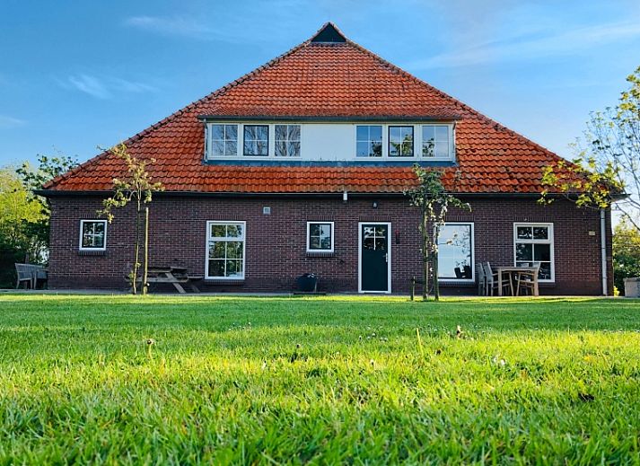 Knusse slaapkamer in Vakantiehuis De Roggesloot, De Cocksdorp, Texel met sfeervolle verlichting.