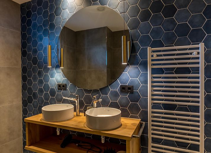 Open kitchen and dining area in Princenhof 2, vacation home in De Cocksdorp, Texel.