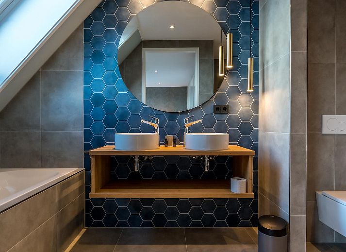 Open kitchen and dining area in Princenhof 2, vacation home in De Cocksdorp, Texel.