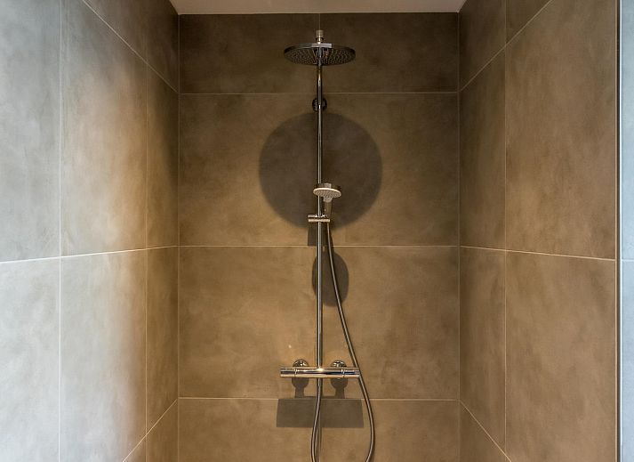 Open kitchen and dining area in Princenhof 2, vacation home in De Cocksdorp, Texel.