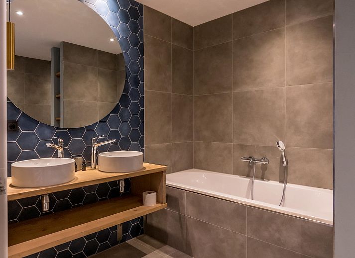 Cozy sitting area in Princenhof 2, vacation home on Texel with landscape views.