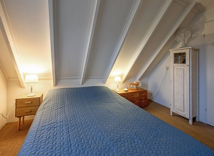 Zonnig terras bij Het Wulpenlied vakantiehuis in De Cocksdorp Texel met comfortabele zitplaatsen.