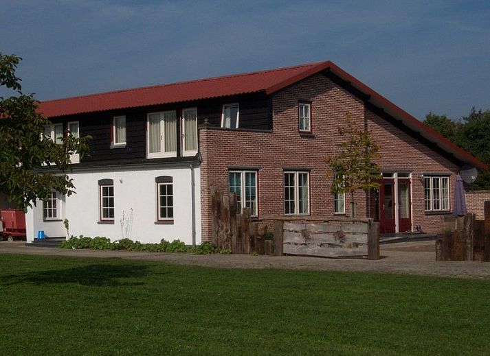 Vakantiehuis Paal 86 in De Cocksdorp, Texel met zonnig terras en parasols.