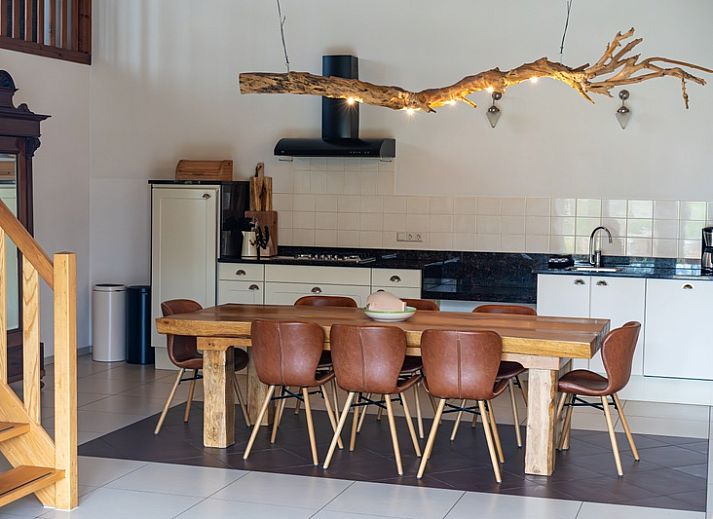 Vakantiehuis Paal 86 in De Cocksdorp, Texel met zonnig terras en parasols.