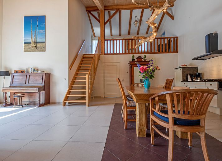 Vakantiehuis Paal 86 in De Cocksdorp, Texel met zonnig terras en parasols.