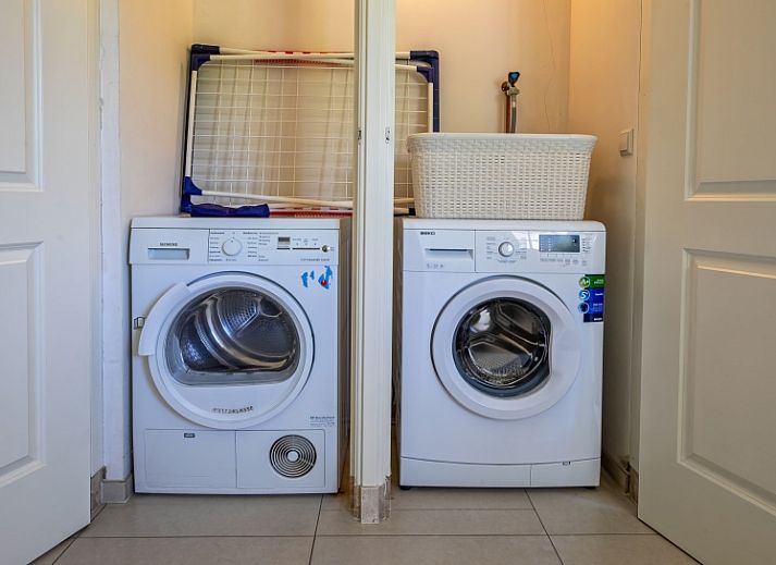 Gezellige woonkamer in Vakantiehuis Paal 86, De Cocksdorp, Texel met comfortabele banken.