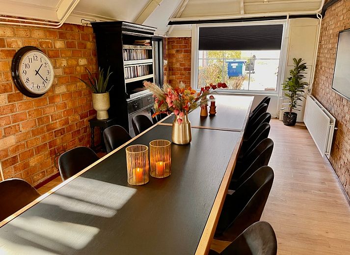 Stijlvolle woonkamer in Noorderwind accommodatie, De Cocksdorp, Texel met moderne meubels en kunst aan de muur.