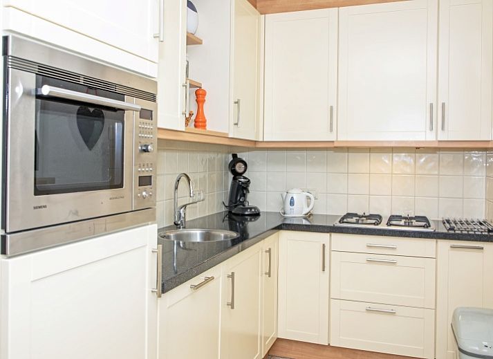 Vakantiehuis Slufterduin 076 in De Cocksdorp biedt een charmante buitenkant op Texel, ideaal voor een ontspannen verblijf op de Waddeneilanden.