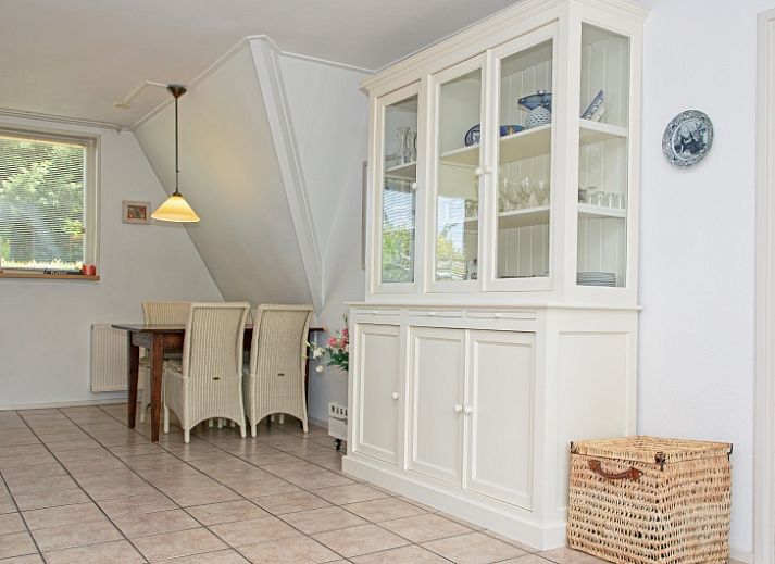 Vakantiehuis Slufterduin 076 in De Cocksdorp biedt een charmante buitenkant op Texel, ideaal voor een ontspannen verblijf op de Waddeneilanden.