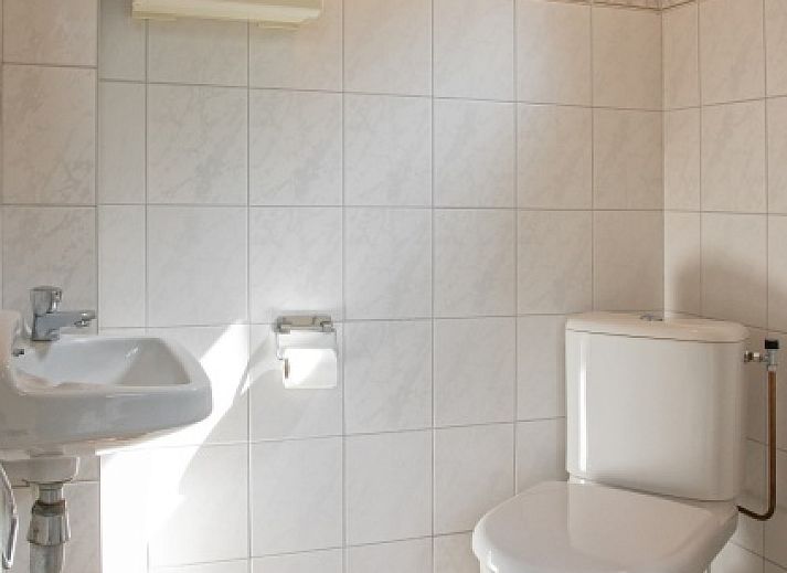 Moderne keuken in Vakantiehuis Slufterduin 076, De Cocksdorp, Texel. Compleet uitgerust voor een comfortabel verblijf op de Waddeneilanden.