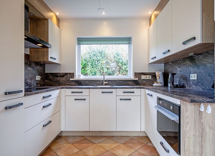 Gezellige woonkamer van Vakantiehuis Slufterduin 134 in De Cocksdorp Texel met comfortabele zitplaatsen.