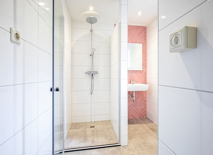 Gezellige woonkamer van Vakantiehuis Slufterduin 134 in De Cocksdorp Texel met comfortabele zitplaatsen.