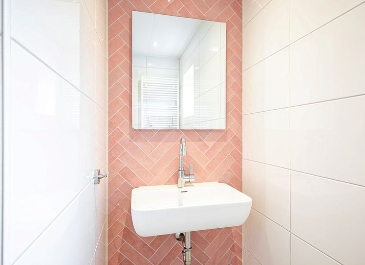 Gezellige woonkamer van Vakantiehuis Slufterduin 134 in De Cocksdorp Texel met comfortabele zitplaatsen.