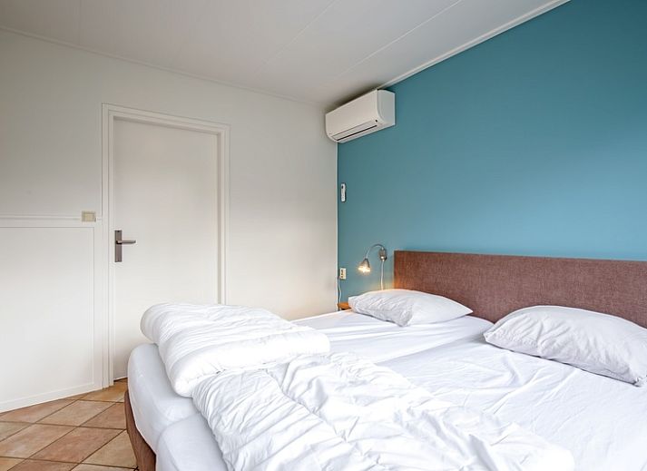 Stijlvolle zithoek in Vakantiehuis Slufterduin 134 op Texel met moderne meubels.