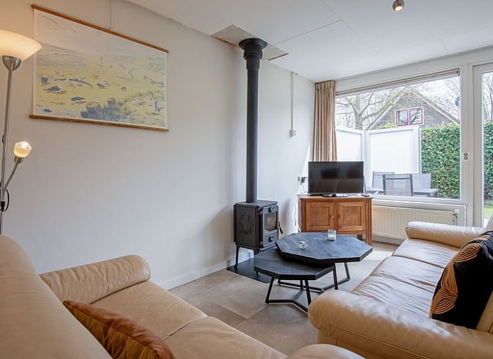 Gezellig terras bij Vakantiehuis Slufterhoek 118 in De Cocksdorp, Texel, ideaal voor ontspannen buiten zitten.