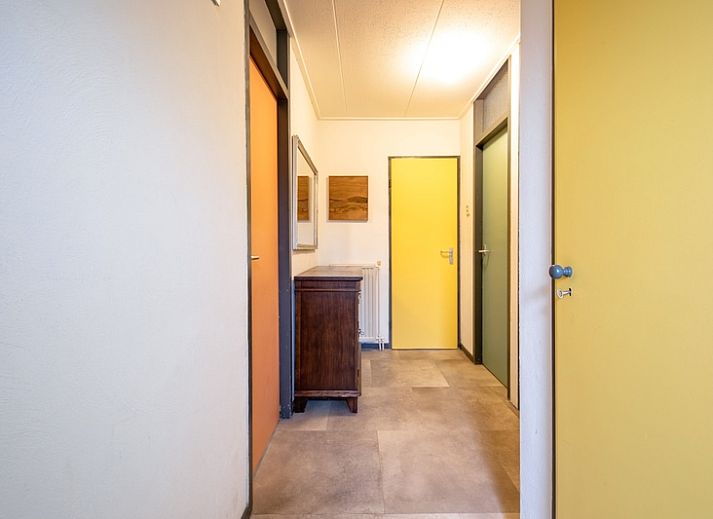 Comfortabele woonkamer van Vakantiehuis Slufterhoek 118 in Texel met houtkachel en moderne inrichting.