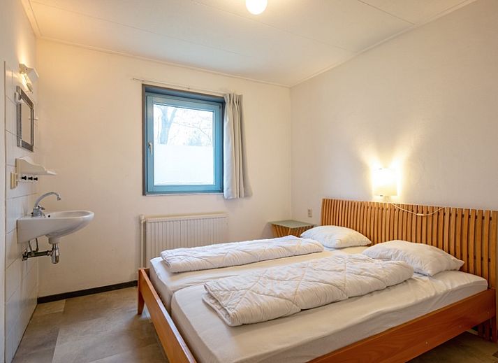 Comfortabele woonkamer van Vakantiehuis Slufterhoek 118 in Texel met houtkachel en moderne inrichting.