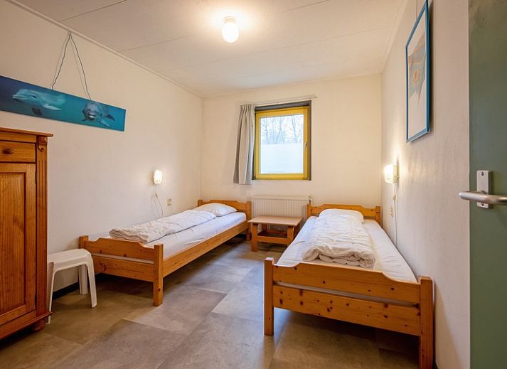 Comfortabele woonkamer van Vakantiehuis Slufterhoek 118 in Texel met houtkachel en moderne inrichting.