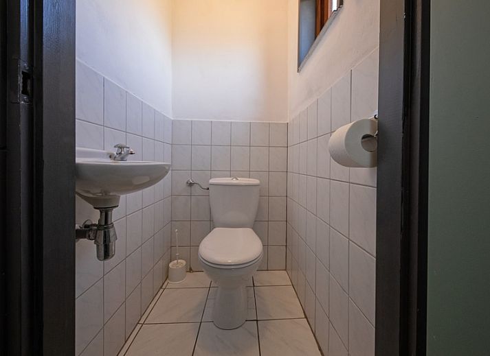 Lichte zithoek in Vakantiehuis Slufterhoek 118, De Cocksdorp, Texel, met uitzicht op de tuin.