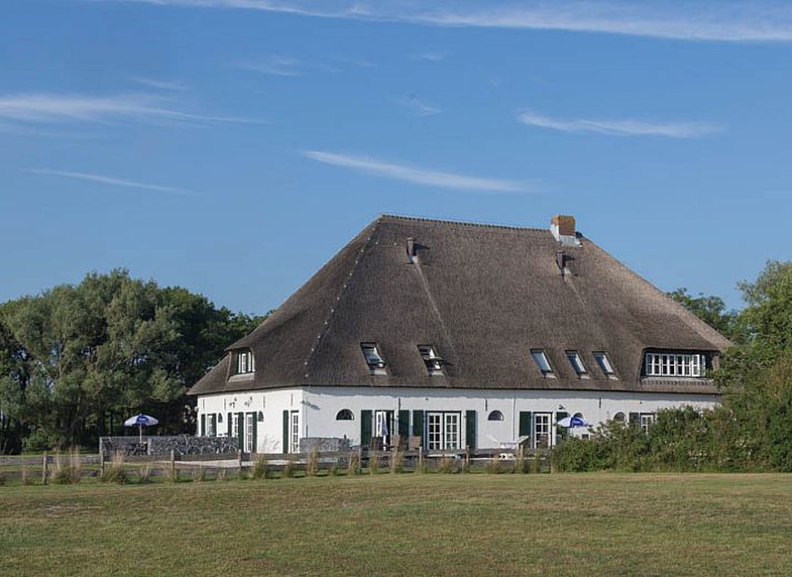 Charmant vakantiehuis Type W in De Cocksdorp, Texel met rieten dak en groene omgeving.