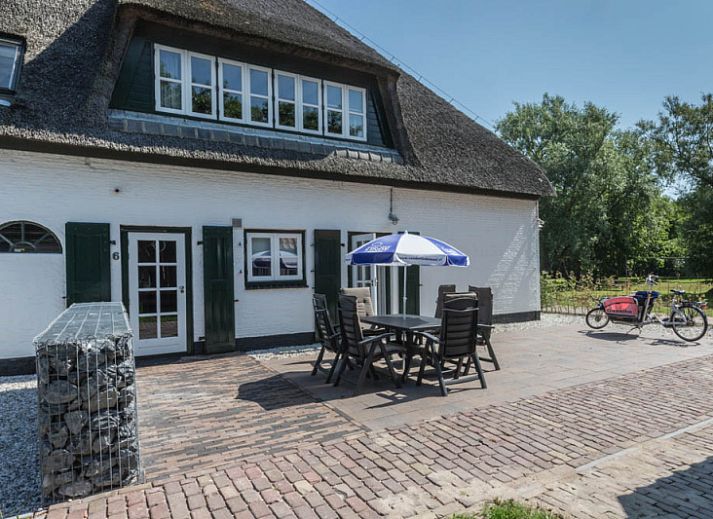 Charmant vakantiehuis Type W in De Cocksdorp, Texel met rieten dak en groene omgeving.