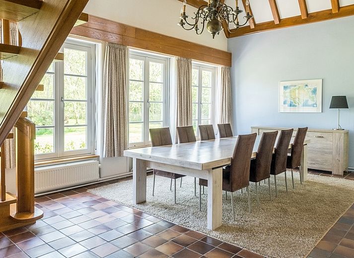 Ruime woonkamer in Type W vakantiehuis, De Cocksdorp Texel met houten balken en veel licht.