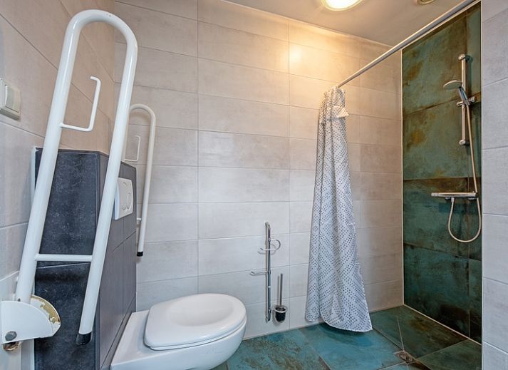 Cozy living room in Holiday home Slufterhoek 180, De Cocksdorp, Texel with lots of light and views of nature.