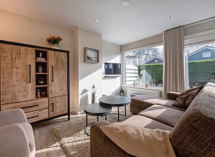 Geniet van het terras met parasol bij Vakantiehuis Slufterhoek 102 in De Cocksdorp, Texel.