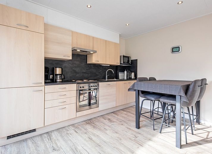 Geniet van het terras met parasol bij Vakantiehuis Slufterhoek 102 in De Cocksdorp, Texel.