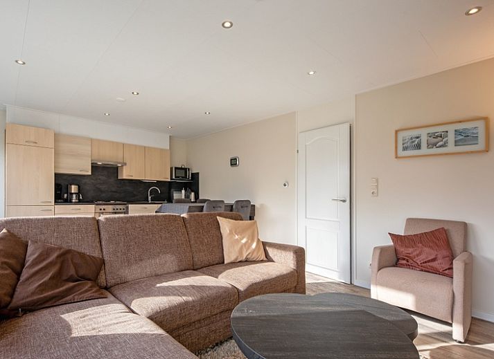 Geniet van het terras met parasol bij Vakantiehuis Slufterhoek 102 in De Cocksdorp, Texel.