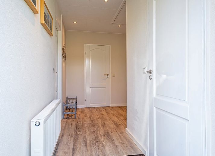 Geniet van het terras met parasol bij Vakantiehuis Slufterhoek 102 in De Cocksdorp, Texel.