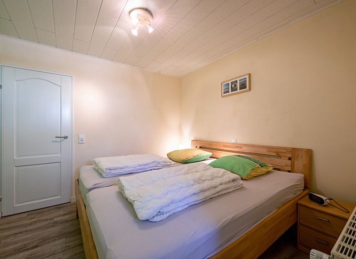 Gezellige woonkamer in Vakantiehuis Slufterhoek 102, De Cocksdorp, Texel met comfortabele bank.