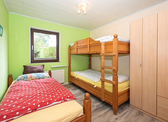Gezellige woonkamer in Vakantiehuis Slufterhoek 102, De Cocksdorp, Texel met comfortabele bank.