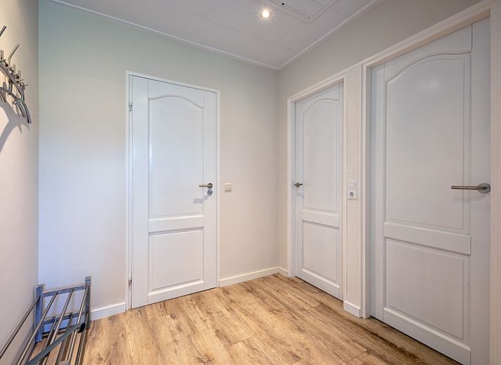 Gezellige woonkamer in Vakantiehuis Slufterhoek 102, De Cocksdorp, Texel met comfortabele bank.