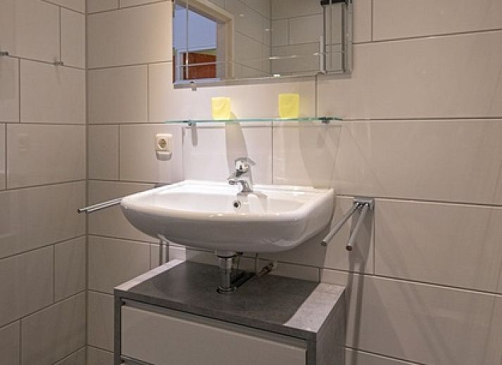 Moderne keuken in Vakantiehuis Slufterhoek 102, De Cocksdorp, Texel met eethoek.