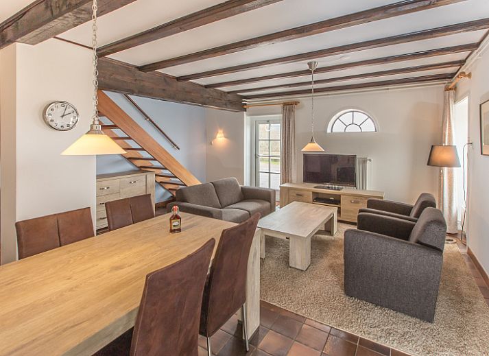 Type T-4 vakantiehuis met rieten dak in De Cocksdorp, Texel, omgeven door natuur.