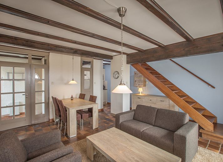 Type T-4 vakantiehuis met rieten dak in De Cocksdorp, Texel, omgeven door natuur.