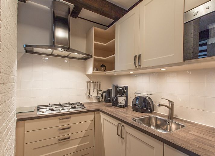 Type T-4 vakantiehuis met rieten dak in De Cocksdorp, Texel, omgeven door natuur.