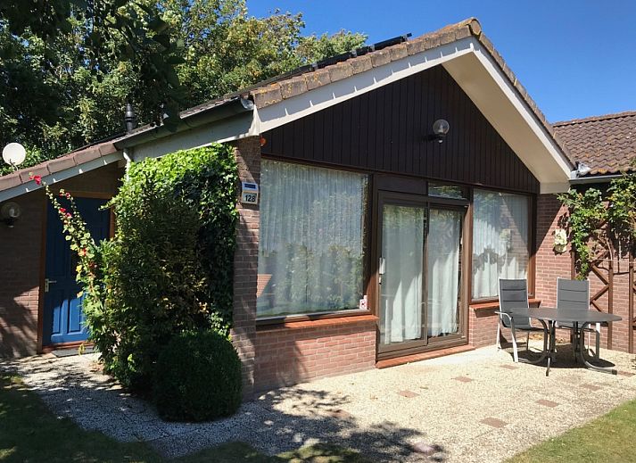 Buitenzicht van Vakantiehuis Slufterhoek 128 in De Cocksdorp, Texel met zonnig terras.